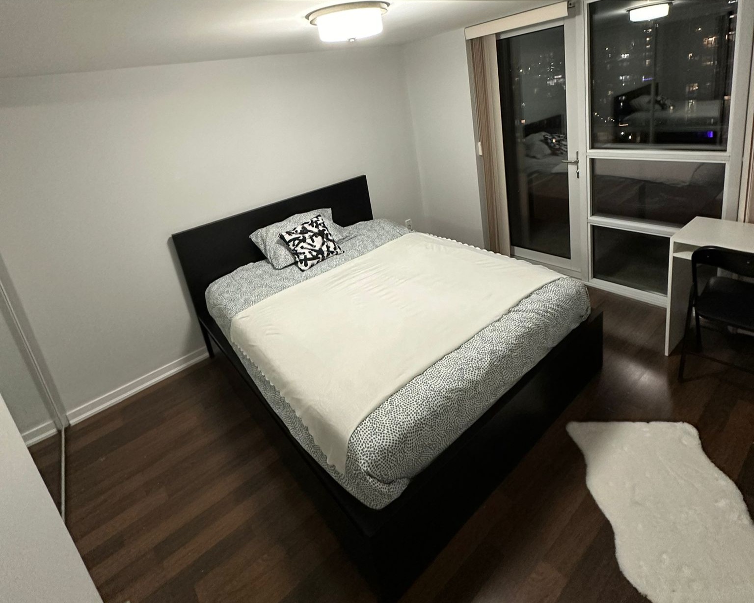 JOE SHUSTER SPACIOUS DELUXE ROOM